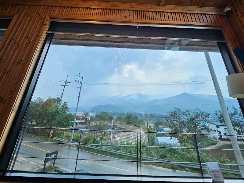 창밖으로 보이는 파로호 풍경