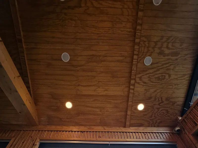 나무 천장과 조명