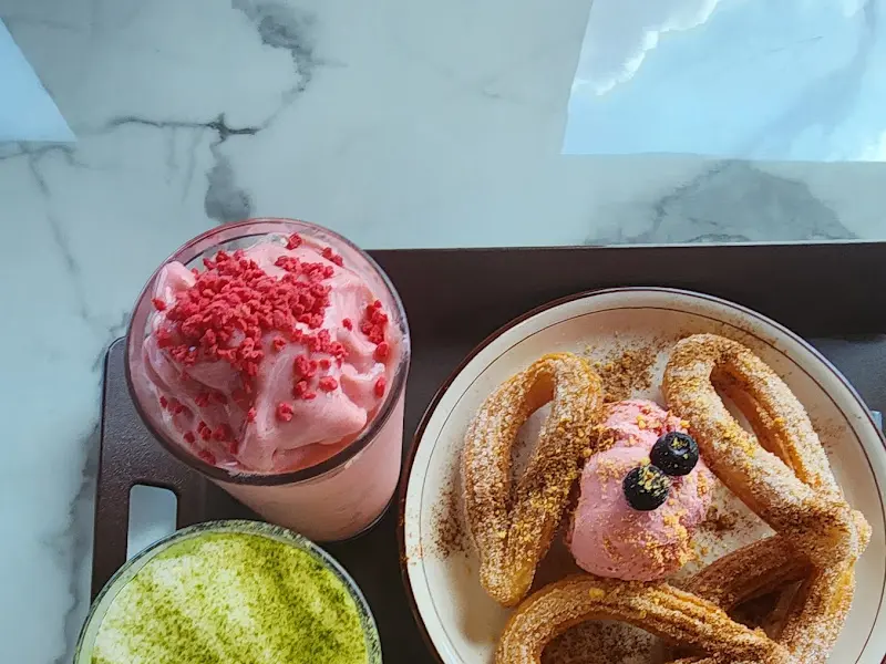 딸기 스무디와 츄러스