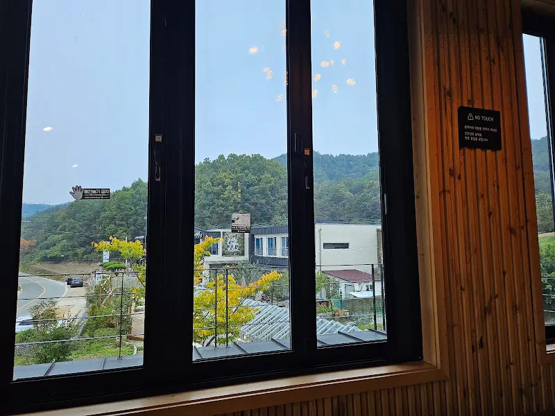 카페 창밖 풍경