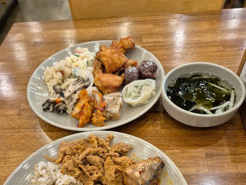 푸짐하게 담아온 뷔페 음식