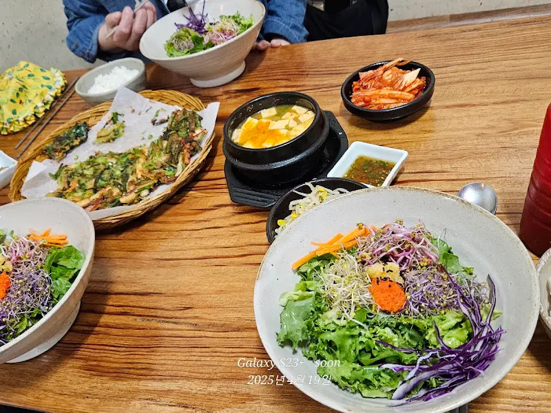 알록달록한 색감의 향연, 새싹비빔밥