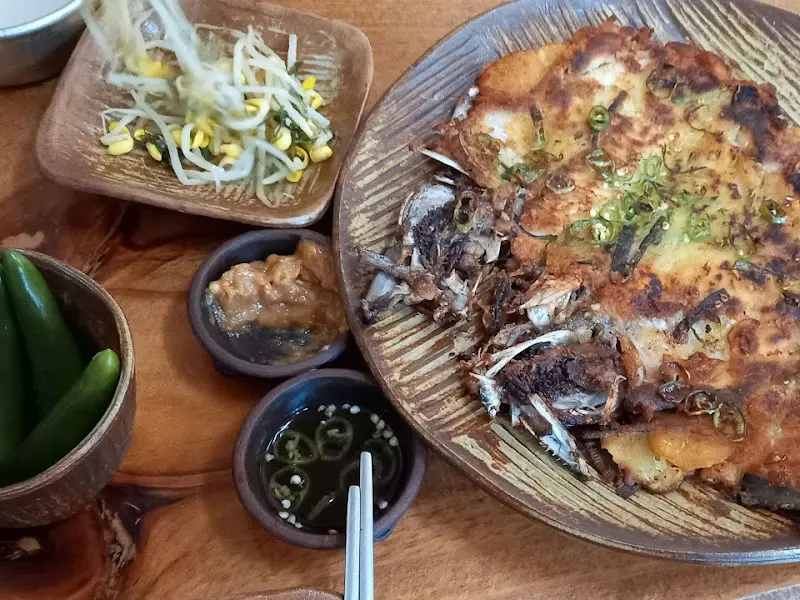 명태전과 함께 제공되는 다양한 소스