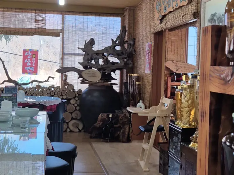 넓고 한적한 식당 내부