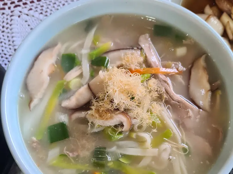 뽀얀 국물과 산삼이 올려진 닭칼국수