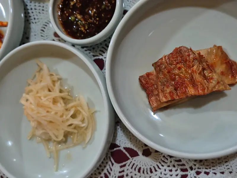 정갈하게 담겨 나온 밑반찬들