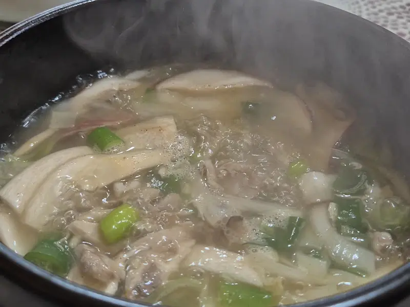 김이 모락모락 피어오르는 닭칼국수