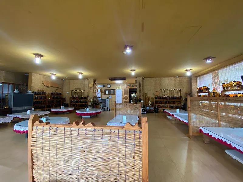 넓은 식당 내부 전경