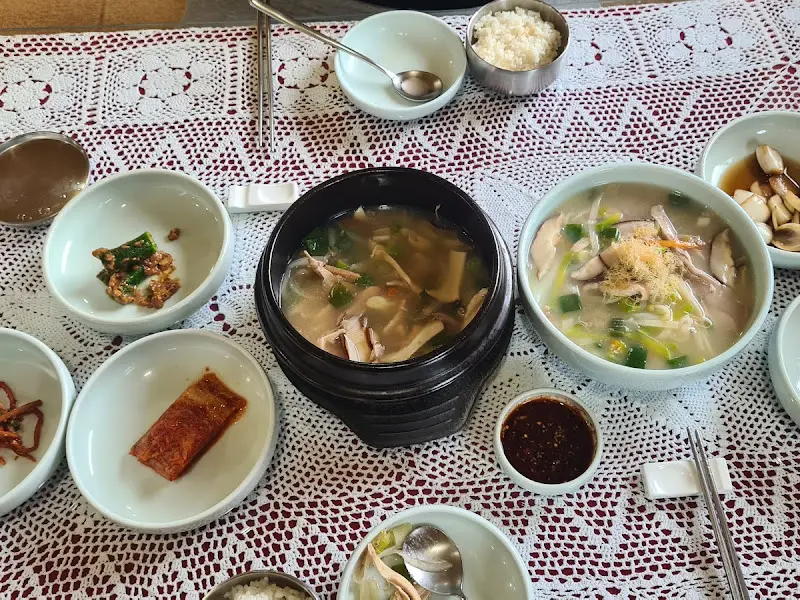 정갈하게 차려진 닭곰탕과 밑반찬