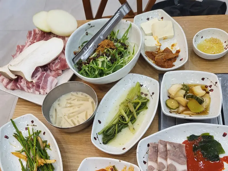 정갈하게 차려진 밑반찬들