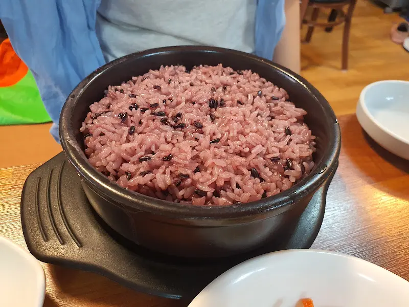윤기가 흐르는 흑미 돌솥밥