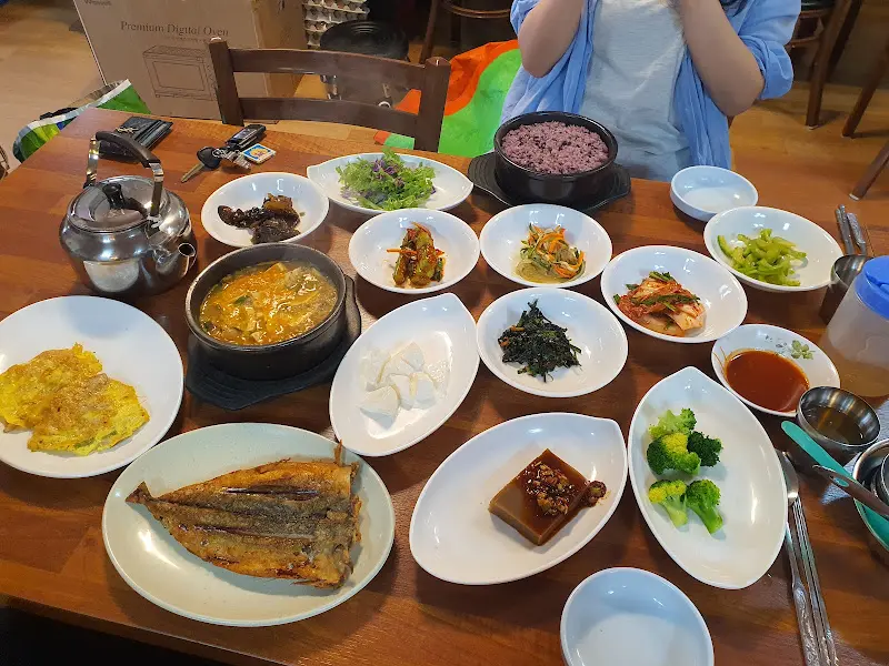 상다리가 휘어지게 차려진 밥상