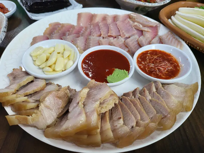 홍어와 수육, 갓김치의 조화