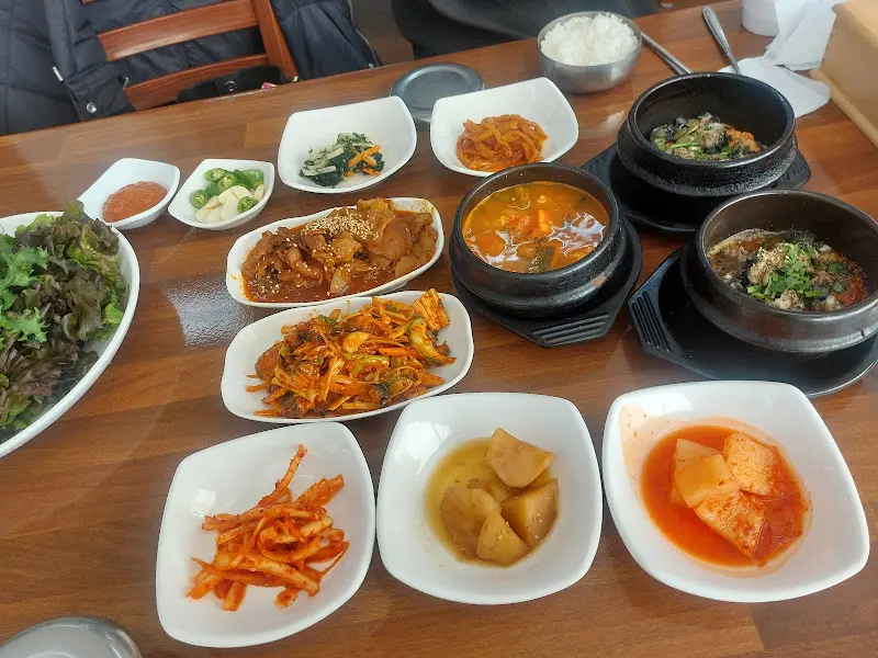 상다리 휘어지게 차려진 우렁이 정식 한 상