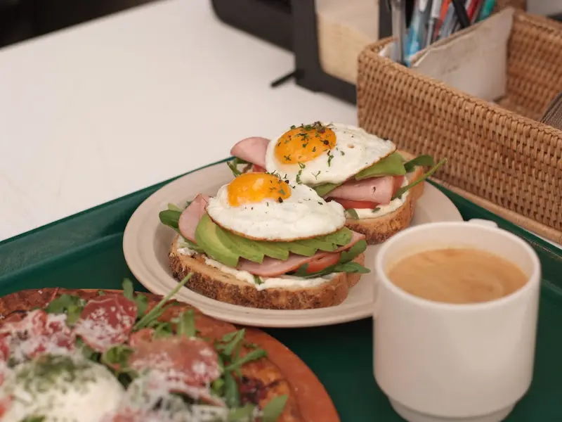 브런치 메뉴인 햄, 아보카도, 계란 토스트