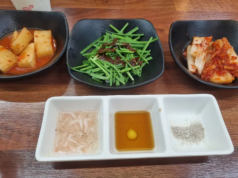 정갈하게 담겨 나온 기본 찬들