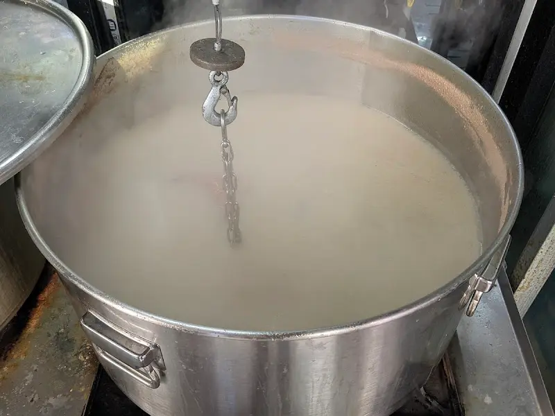 커다란 솥에서 우려내는 육수