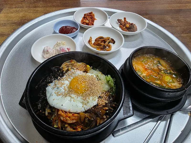 돌솥비빔밥과 된장찌개 한상차림