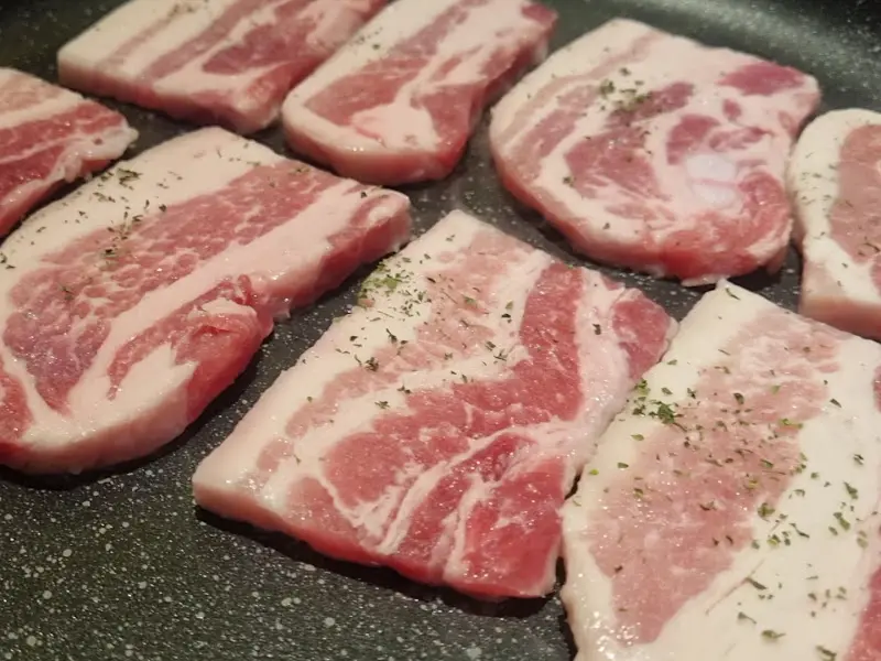 그리들 불판 위에서 익어가는 삼겹살