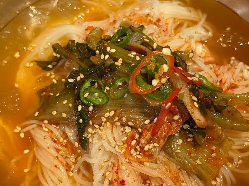 입 안을 개운하게 해주는 물냉면