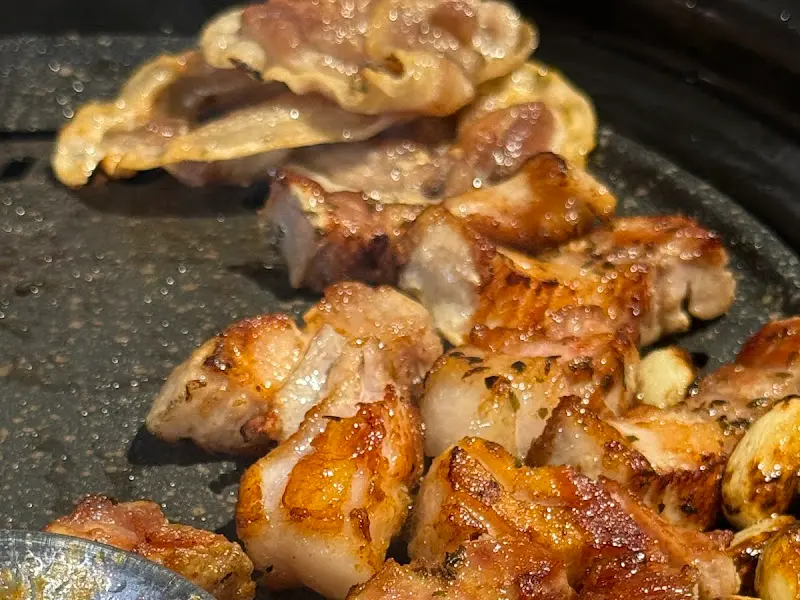 겉은 바삭, 속은 촉촉! 육즙 가득한 삼겹살