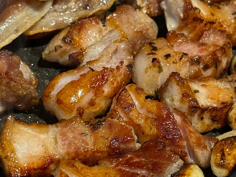 잘 구워진 삼겹살 한 점