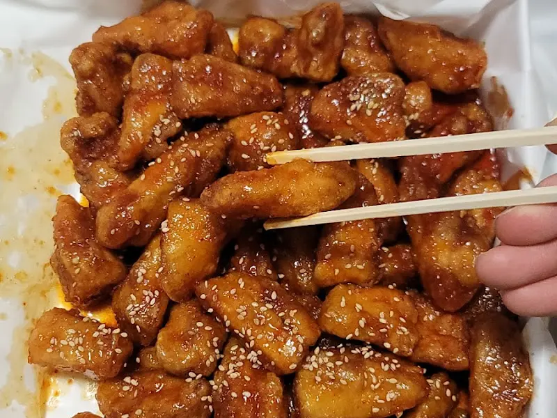 깨가 듬뿍 뿌려진 닭강정