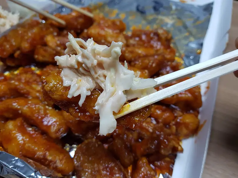 입 안 가득 퍼지는 행복, 금성닭집 닭강정