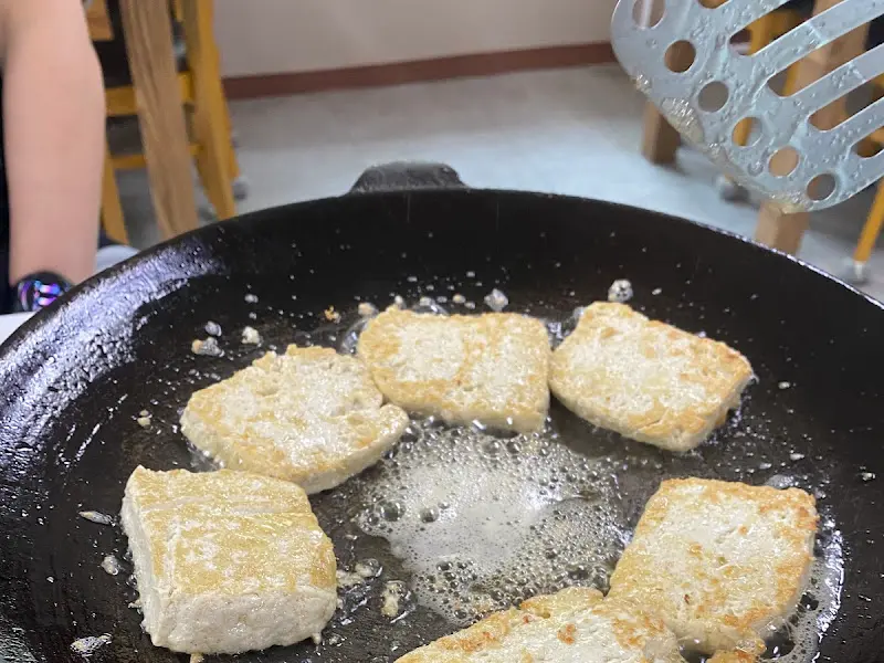 노릇하게 구워진 두부