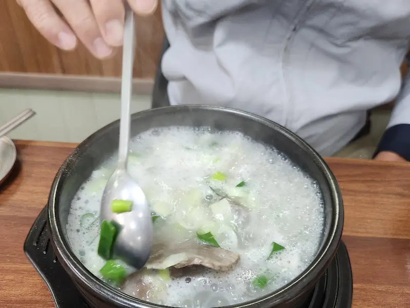 소머리국밥을 먹는 모습