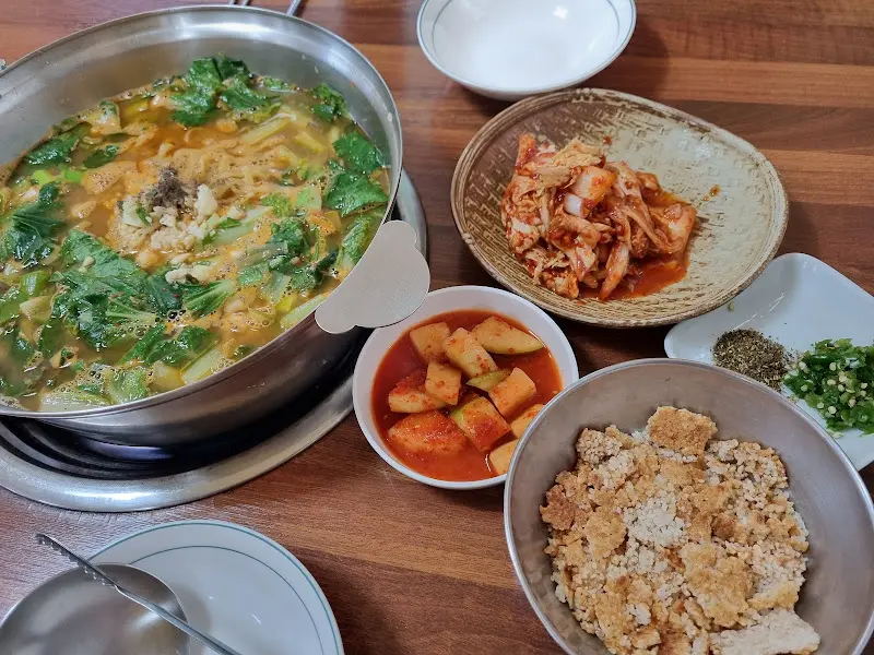 어탕 칼국수 한상 차림