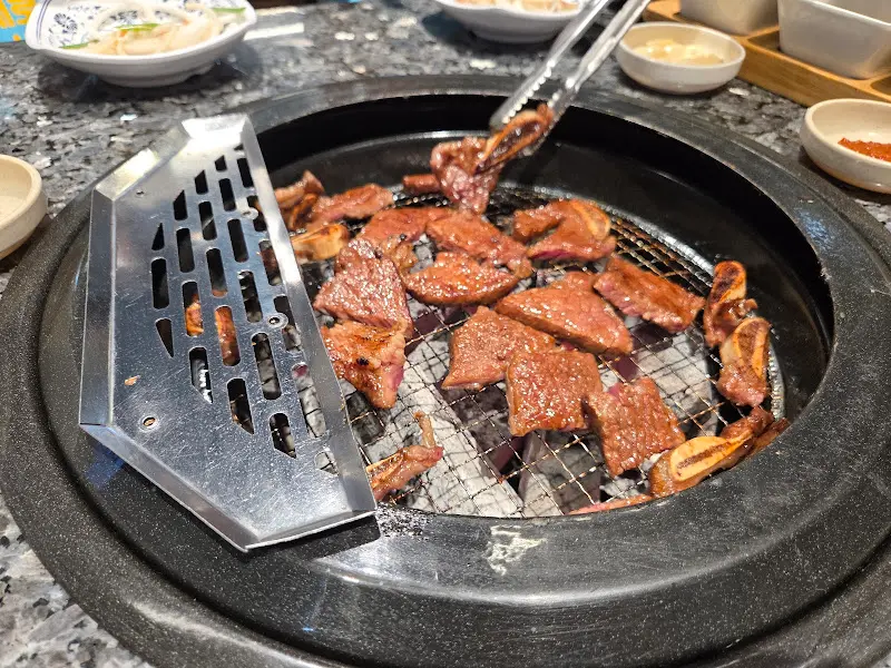 LA갈비를 자르는 모습