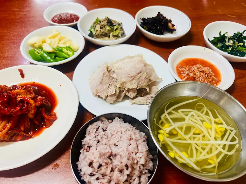 푸짐한 보쌈백반 한 상