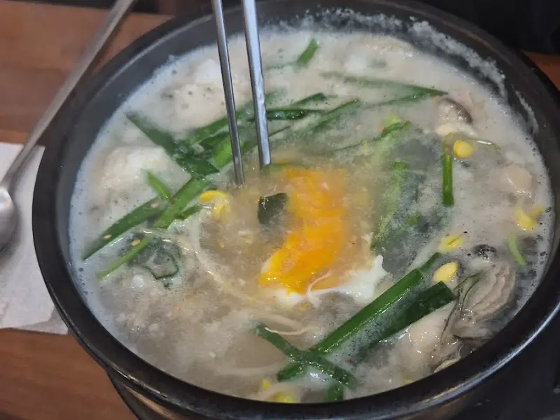 매생이굴떡국의 풍성한 비주얼