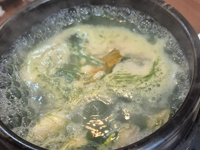 보글보글 끓는 굴국밥