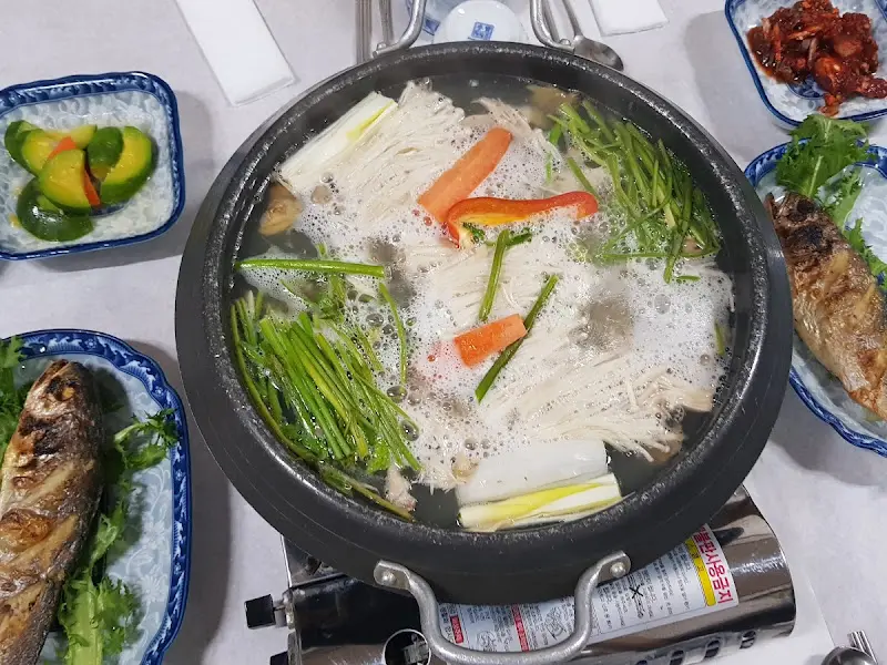 보글보글 끓고 있는 바지락 버섯 전골