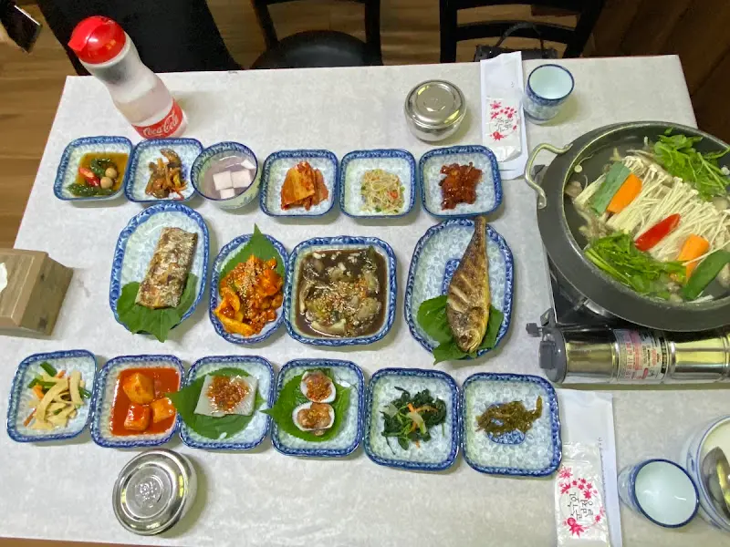 테이블 가득 차려진 생선구이 정식