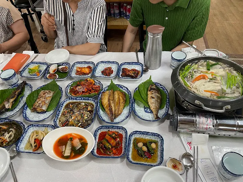 손님들로 북적이는 식당 내부