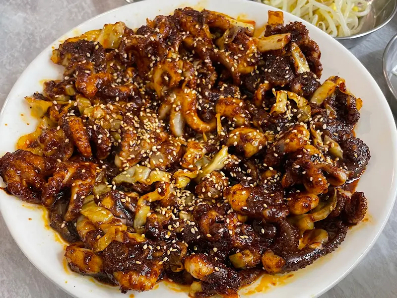 윤기가 흐르는 쭈꾸미 볶음