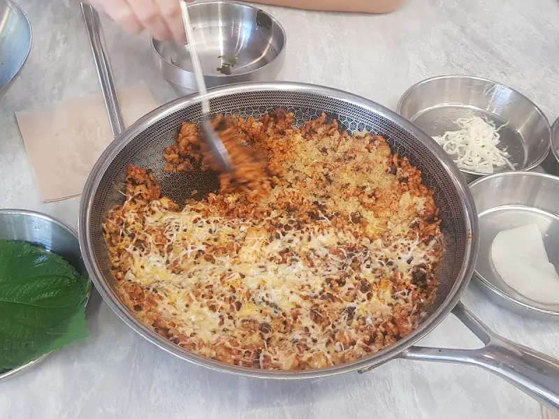 치즈가 듬뿍 뿌려진 볶음밥