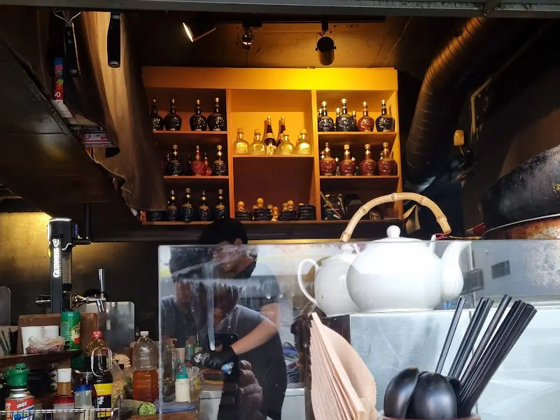 닷지의 바 테이블과 술병들