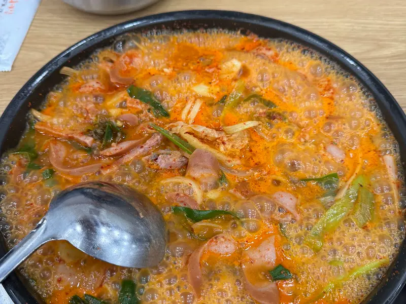 최네집 부대찌개의 푸짐한 비주얼