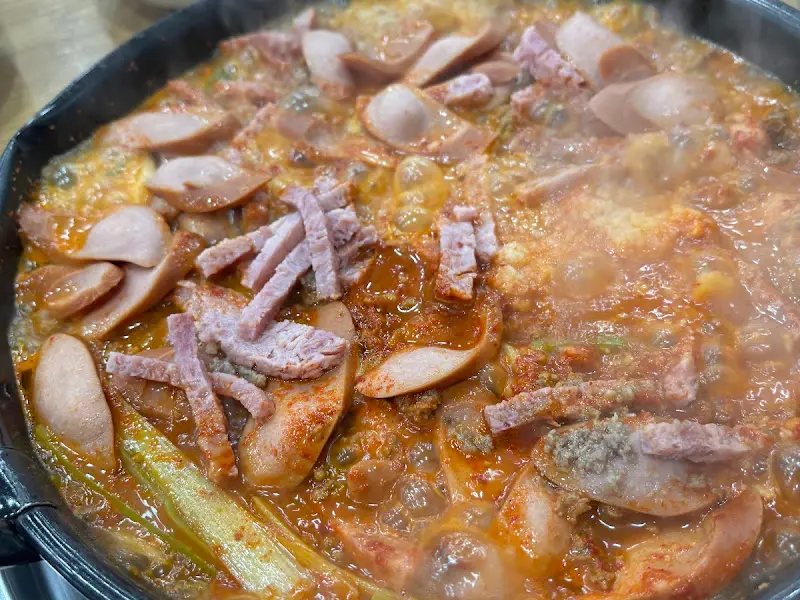 햄과 소시지가 가득한 부대찌개