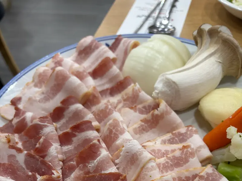 신선한 베이컨 구이 재료