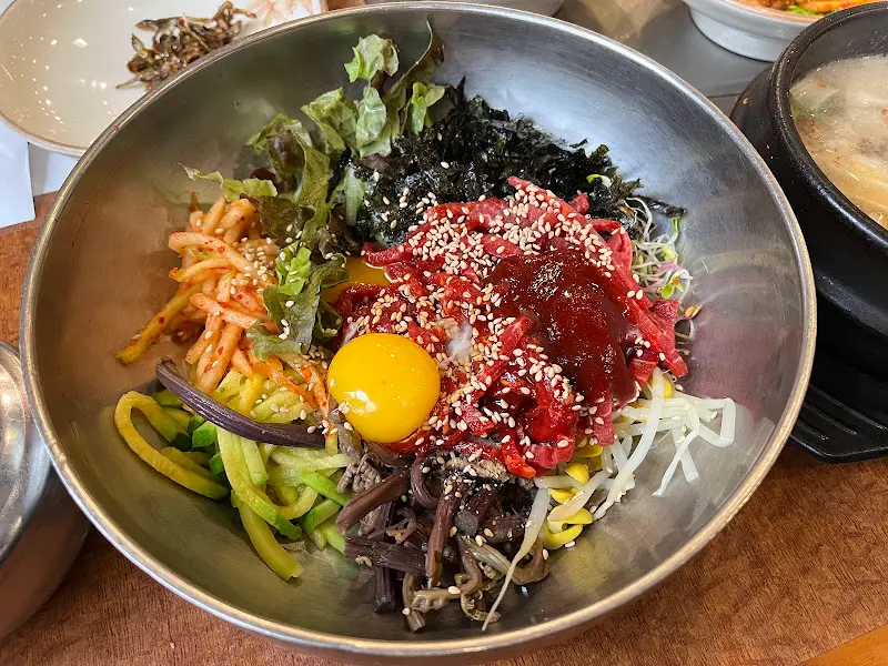 싱싱한 육회와 채소, 노른자가 조화롭게 담긴 육회비빔밥