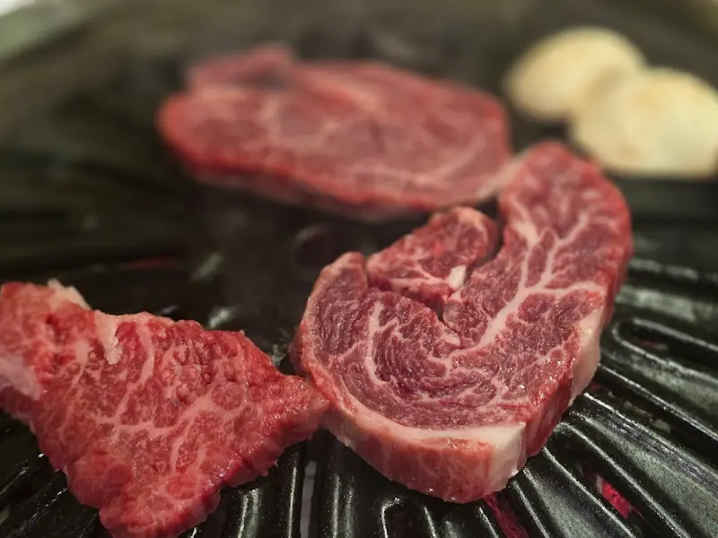 숯불 위에서 맛있게 익어가는 한우