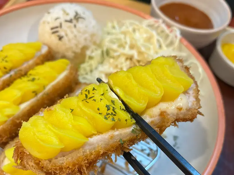 돈까스를 들어올리는 모습