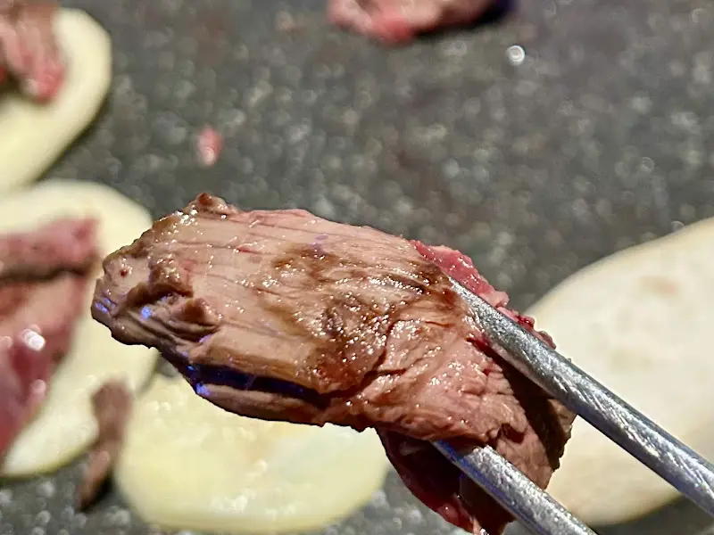 잘 구워진 한우 로스구이 한 점