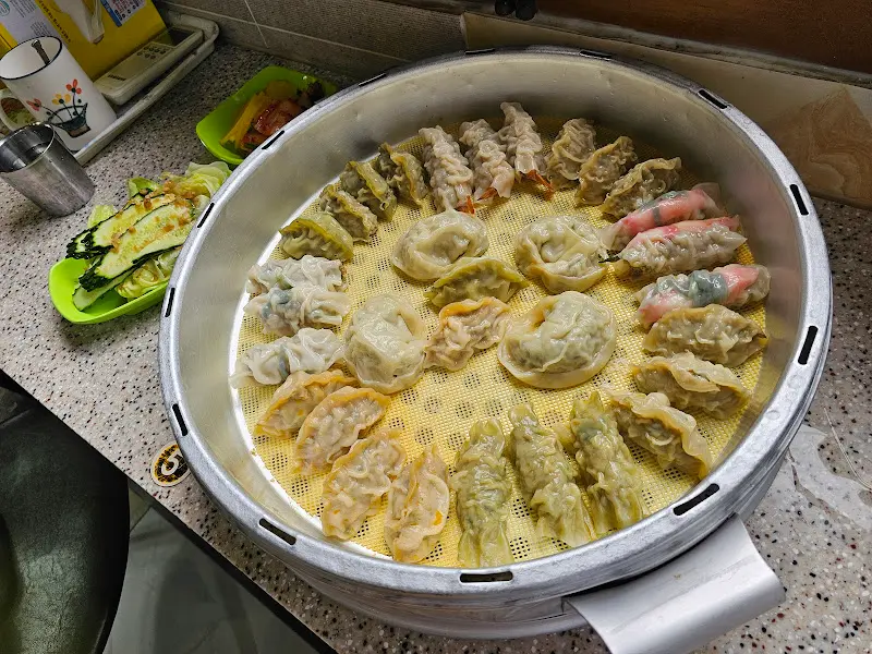 찜기 안에서 가지런히 놓여있는 다양한 만두들