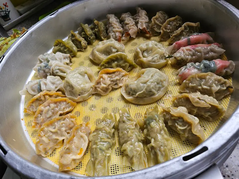찜통 안에서 다양한 만두들이 김을 내뿜는 모습